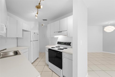 Condo in Miami Beach, Florida, 2 bedrooms  № 1281108 - photo 11