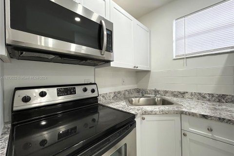 Apartamento en alquiler en Miami, Florida, 1 dormitorio, 51.1 m2 № 1396218 - foto 1