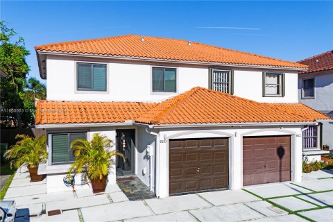 Adosado en venta en Hialeah, Florida, 3 dormitorios, 145.58 m2 № 1367068 - foto 1