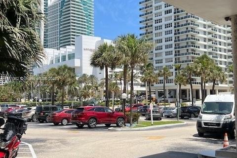 Propiedad comercial en venta en Hollywood, Florida № 1234299 - foto 2