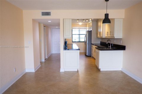 Condo in Tamarac, Florida, 2 bedrooms  № 1367540 - photo 16