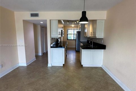 Copropriété à vendre à Tamarac, Floride: 2 chambres, 108.7 m2 № 1367540 - photo 17