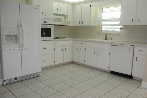 House in Stuart, Florida 2 bedrooms, 90.77 sq.m. № 1304727 - photo 1