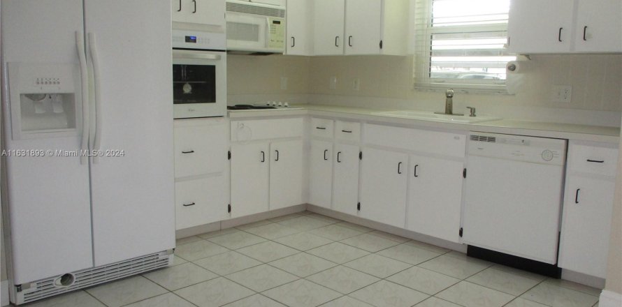 House in Stuart, Florida 2 bedrooms, 90.77 sq.m. № 1304727