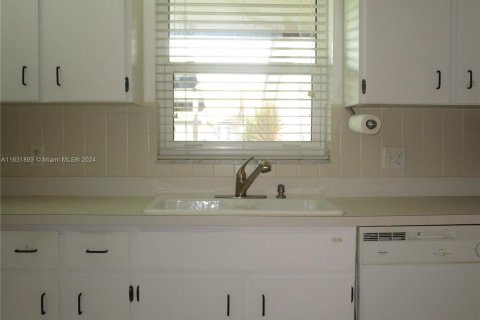 House in Stuart, Florida 2 bedrooms, 90.77 sq.m. № 1304727 - photo 2