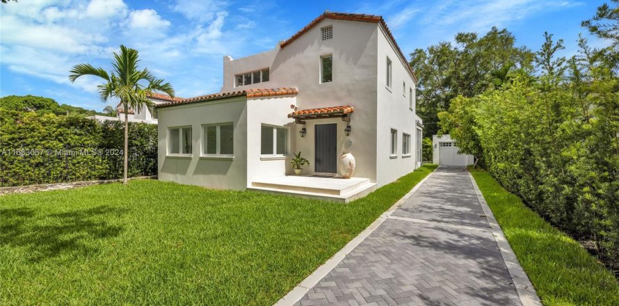 Villa ou maison à Coral Gables, Floride 4 chambres, 233.84 m2 № 1294132