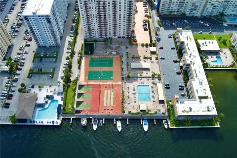 Copropriété à vendre à Hallandale Beach, Floride: 1 chambre, 120.77 m2 № 1310277 - photo 5