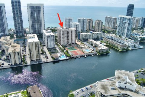 Condo in Hallandale Beach, Florida, 1 bedroom  № 1310277 - photo 2