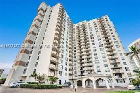 Condo in Hallandale Beach, Florida, 1 bedroom  № 1310277 - photo 1