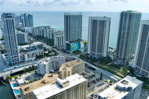 Condo in Hallandale Beach, Florida, 1 bedroom  № 1310277 - photo 9