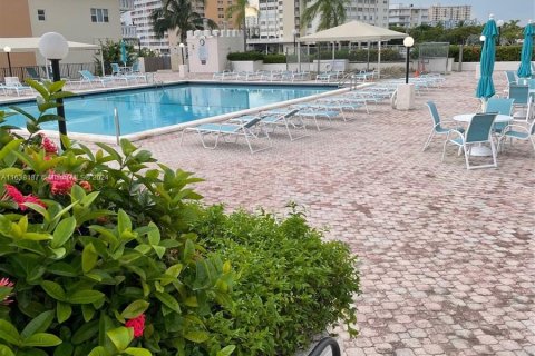 Condo in Hallandale Beach, Florida, 1 bedroom  № 1310277 - photo 11