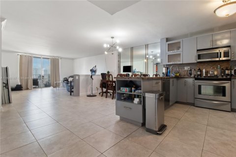 Copropriété à vendre à Hallandale Beach, Floride: 1 chambre, 120.77 m2 № 1310277 - photo 14