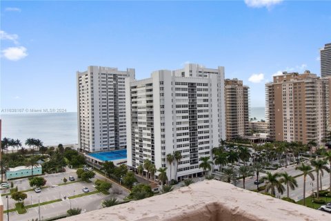 Condo in Hallandale Beach, Florida, 1 bedroom  № 1310277 - photo 19