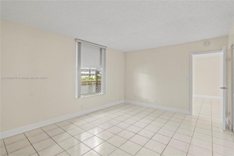 Condo in Tamarac, Florida, 2 bedrooms  № 1292052 - photo 11