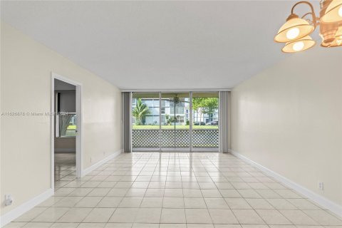 Condo in Tamarac, Florida, 2 bedrooms  № 1292052 - photo 6