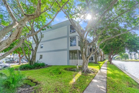 Condo in Tamarac, Florida, 2 bedrooms  № 1292052 - photo 2