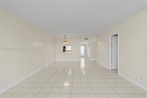 Condo in Tamarac, Florida, 2 bedrooms  № 1292052 - photo 5