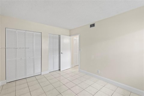 Condo in Tamarac, Florida, 2 bedrooms  № 1292052 - photo 16