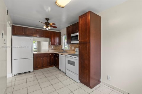 Condo in Tamarac, Florida, 2 bedrooms  № 1292052 - photo 10