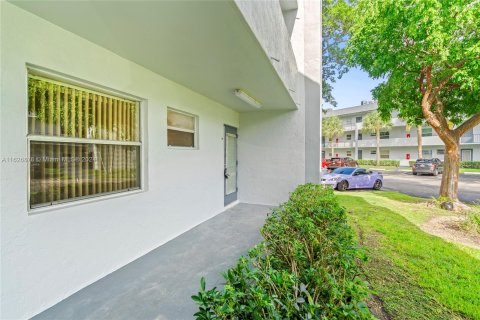 Condo in Tamarac, Florida, 2 bedrooms  № 1292052 - photo 3