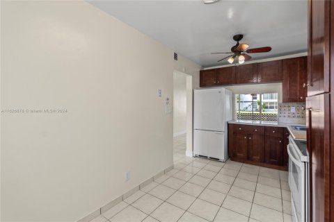 Condo in Tamarac, Florida, 2 bedrooms  № 1292052 - photo 9