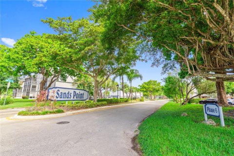 Condo in Tamarac, Florida, 2 bedrooms  № 1292052 - photo 1