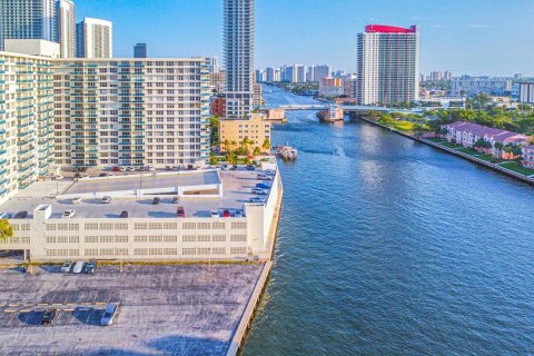 Condo in Hollywood, Florida, 2 bedrooms  № 1174210 - photo 3