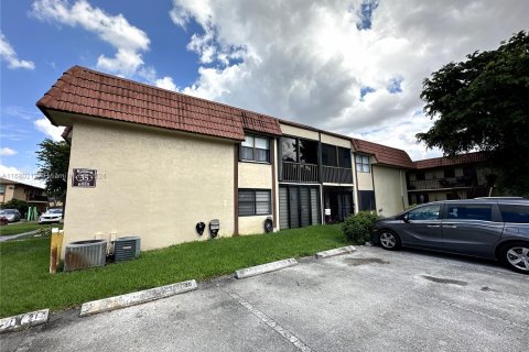 Condo in Hialeah, Florida, 2 bedrooms  № 1409290 - photo 1