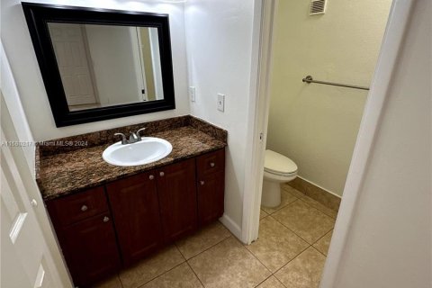 Condo in Hialeah, Florida, 2 bedrooms  № 1409290 - photo 10