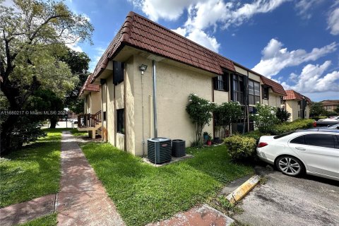 Condominio en venta en Hialeah, Florida, 2 dormitorios, 69.68 m2 № 1409290 - foto 2