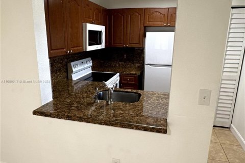 Condo in Hialeah, Florida, 2 bedrooms  № 1409290 - photo 6