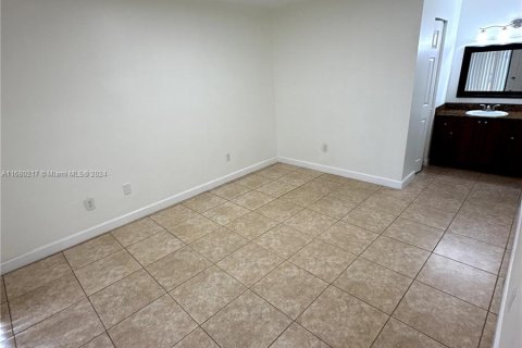 Condo in Hialeah, Florida, 2 bedrooms  № 1409290 - photo 8