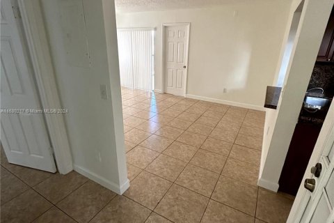 Condo in Hialeah, Florida, 2 bedrooms  № 1409290 - photo 13