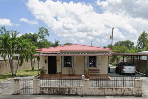 House in Hialeah, Florida 3 bedrooms, 101.36 sq.m. № 1409239 - photo 1