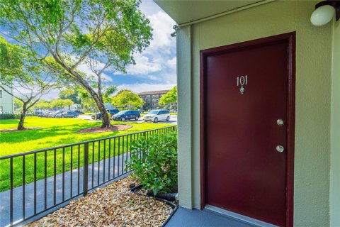 Condo in Pembroke Pines, Florida, 2 bedrooms  № 1208305 - photo 5