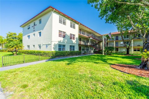 Copropriété à vendre à Pembroke Pines, Floride: 2 chambres, 108.32 m2 № 1208305 - photo 2