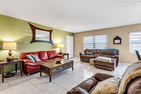 Copropriété à vendre à Pembroke Pines, Floride: 2 chambres, 108.32 m2 № 1208305 - photo 10