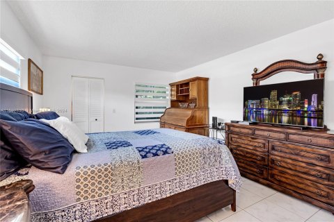 Condo in Pembroke Pines, Florida, 2 bedrooms  № 1208305 - photo 18