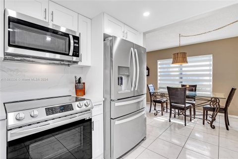 Copropriété à vendre à Pembroke Pines, Floride: 2 chambres, 108.32 m2 № 1208305 - photo 14