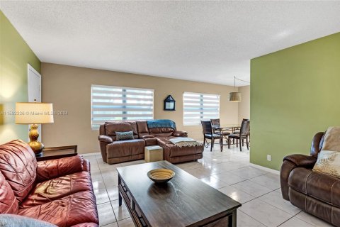 Copropriété à vendre à Pembroke Pines, Floride: 2 chambres, 108.32 m2 № 1208305 - photo 9