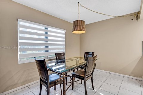 Copropriété à vendre à Pembroke Pines, Floride: 2 chambres, 108.32 m2 № 1208305 - photo 11