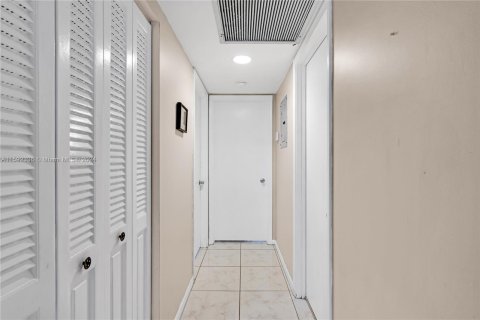 Condo in Pembroke Pines, Florida, 2 bedrooms  № 1208305 - photo 16