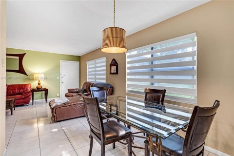 Copropriété à vendre à Pembroke Pines, Floride: 2 chambres, 108.32 m2 № 1208305 - photo 12