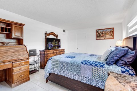 Condo in Pembroke Pines, Florida, 2 bedrooms  № 1208305 - photo 19