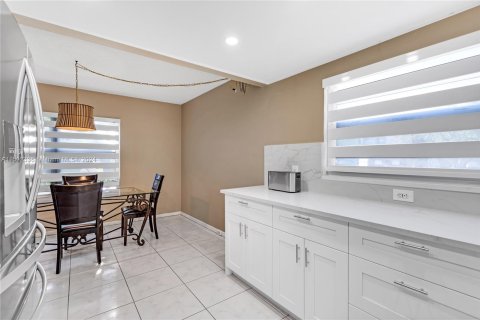 Copropriété à vendre à Pembroke Pines, Floride: 2 chambres, 108.32 m2 № 1208305 - photo 15