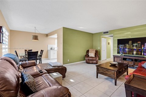 Copropriété à vendre à Pembroke Pines, Floride: 2 chambres, 108.32 m2 № 1208305 - photo 8