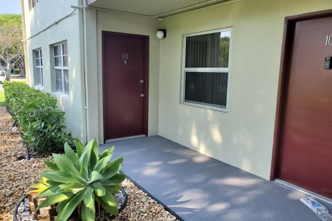 Condo in Pembroke Pines, Florida, 2 bedrooms  № 1208305 - photo 1