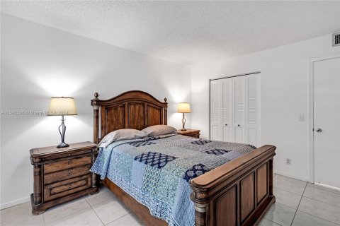 Condo in Pembroke Pines, Florida, 2 bedrooms  № 1208305 - photo 22