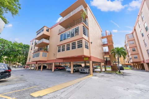 Condo in Hialeah, Florida, 2 bedrooms  № 1382999 - photo 16