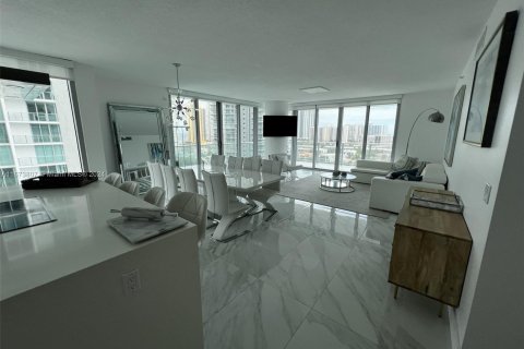 Condo in Sunny Isles Beach, Florida, 3 bedrooms  № 1396950 - photo 1